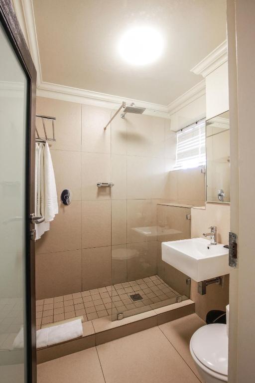 Onomo Hotel Durban Bath Room 